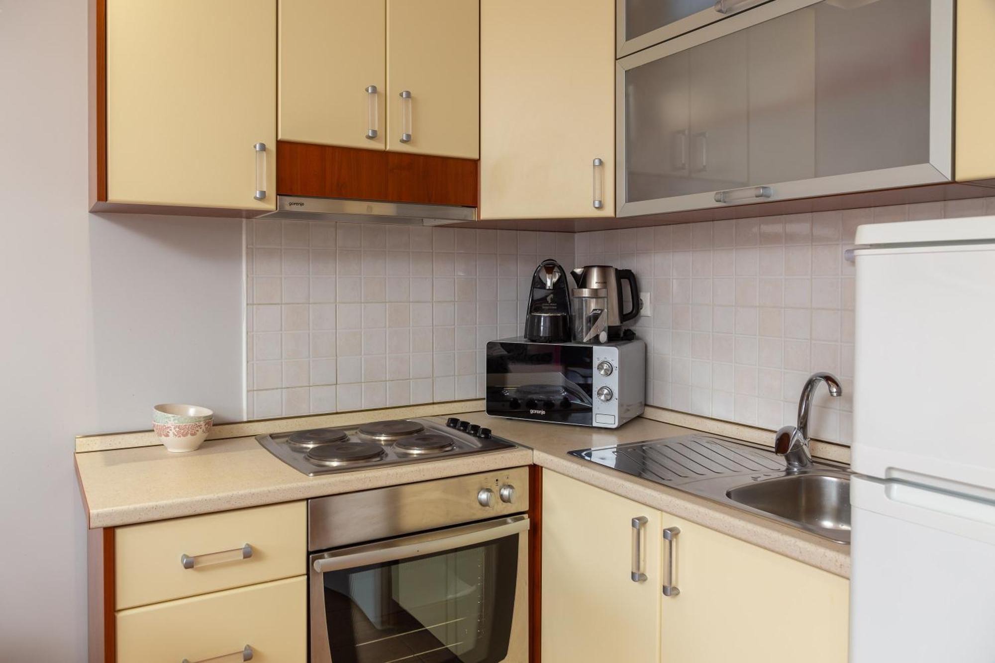 Brkic Apartments With Private Parking Makarska Bilik gambar