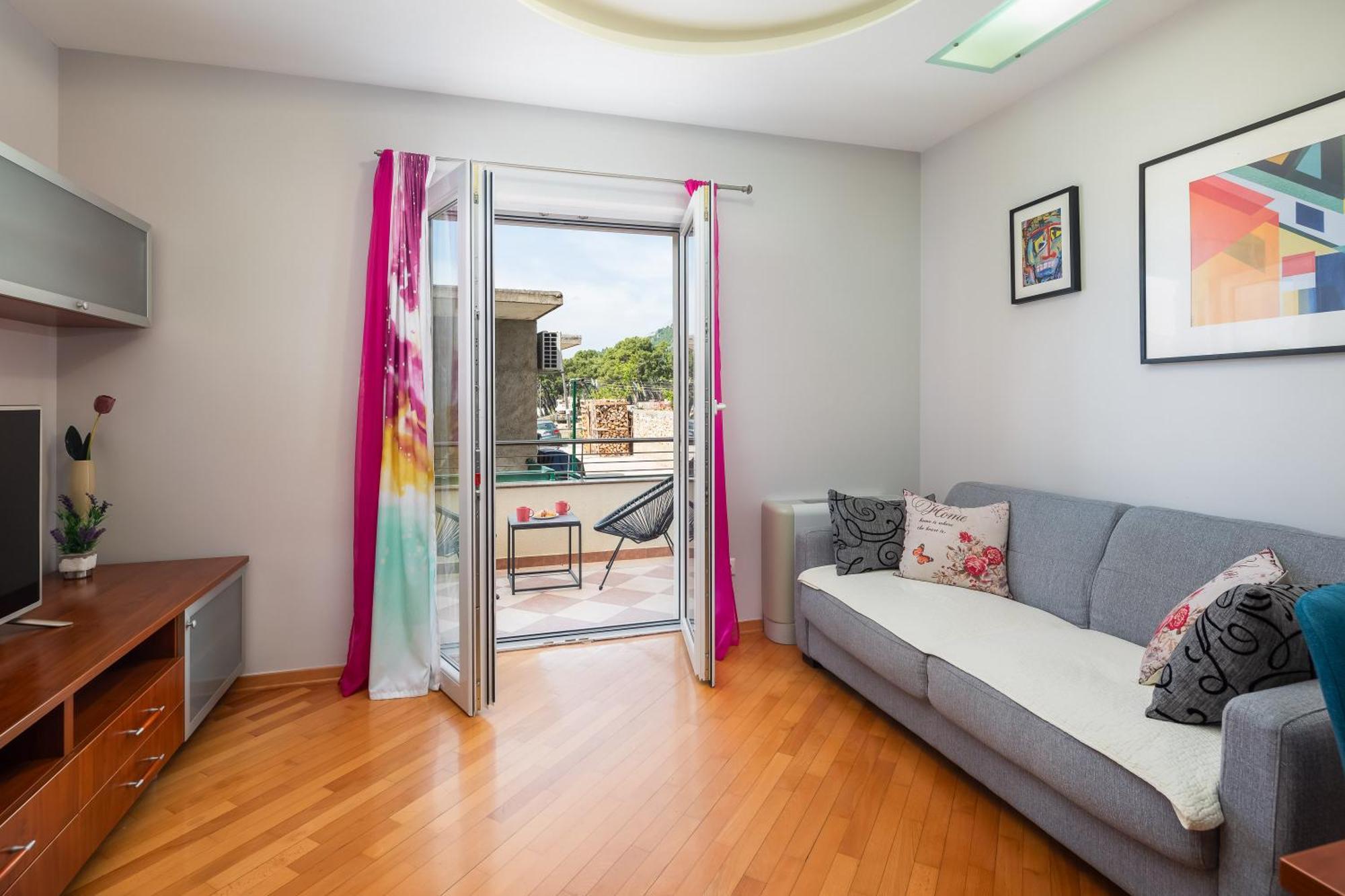Brkic Apartments With Private Parking Makarska Bilik gambar
