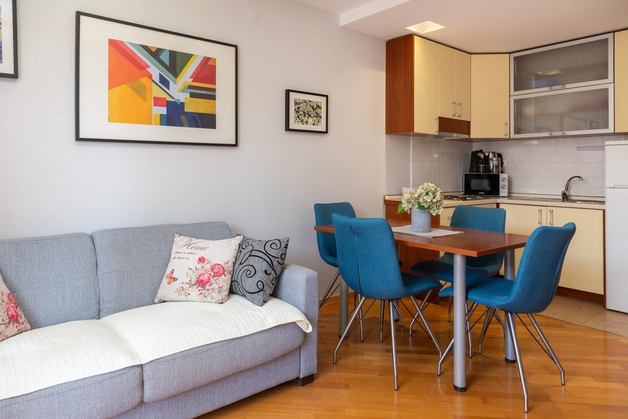 Brkic Apartments With Private Parking Makarska Bilik gambar