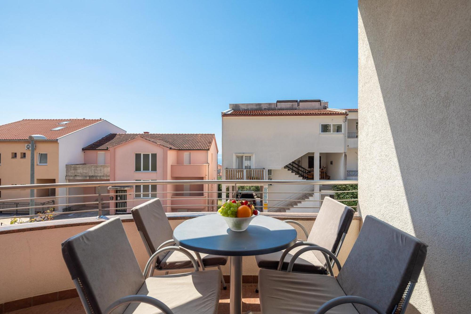 Brkic Apartments With Private Parking Makarska Bilik gambar