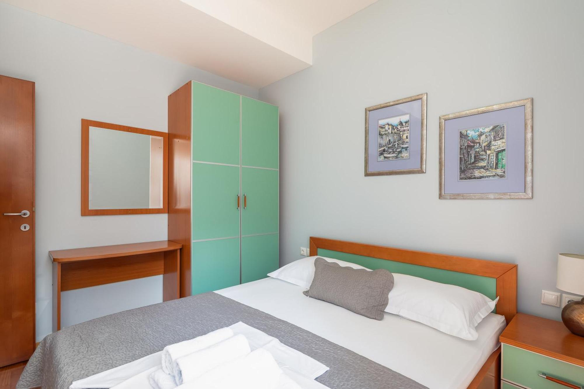 Brkic Apartments With Private Parking Makarska Bilik gambar