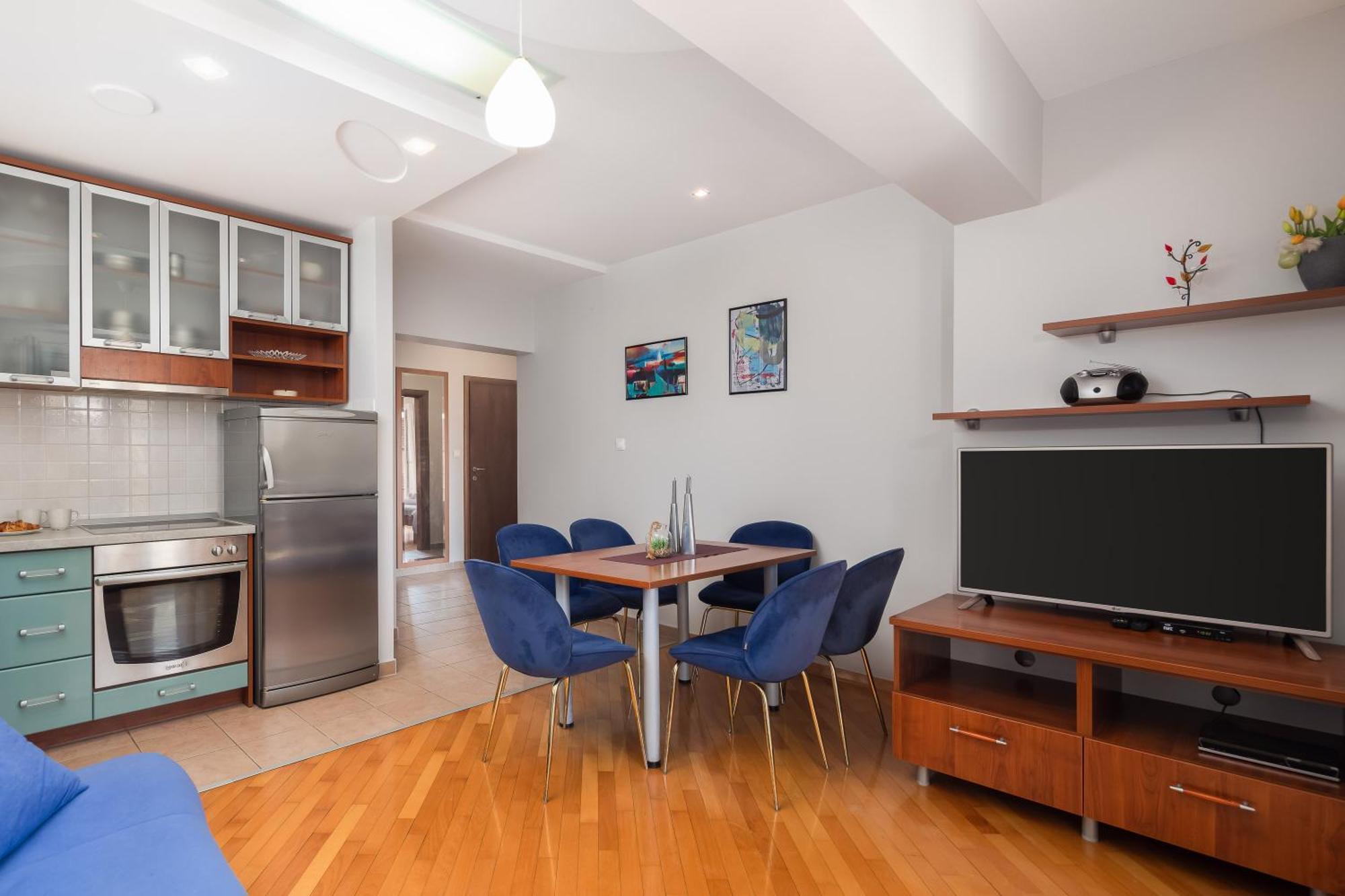 Brkic Apartments With Private Parking Makarska Bilik gambar