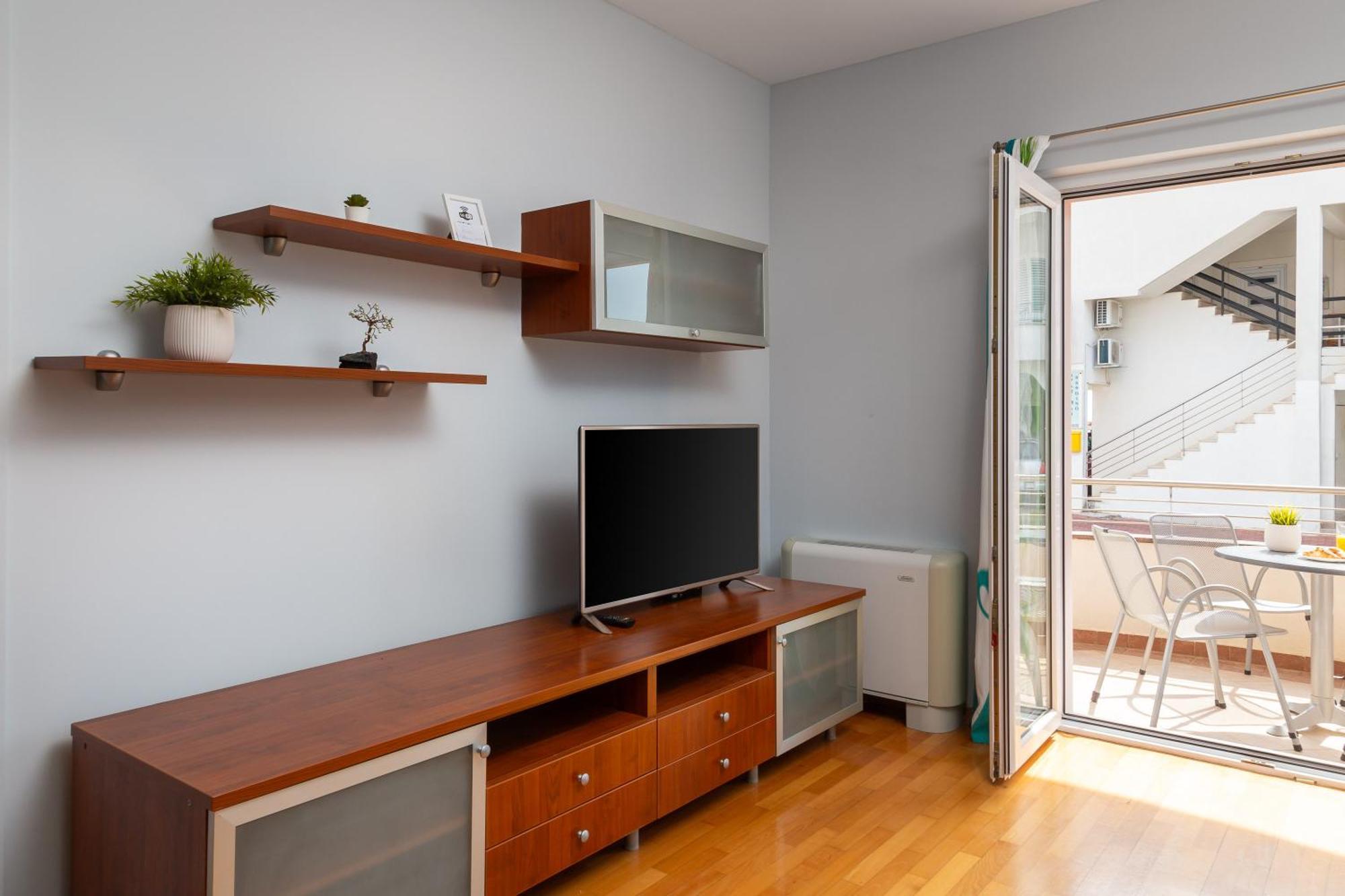 Brkic Apartments With Private Parking Makarska Bilik gambar